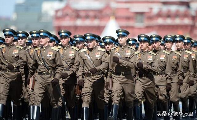 强大的苏联，拥有400多万军队，为何每年举行两次阅兵式？