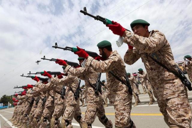 已经有国防军，为何伊朗还要组建革命卫队？得知真相后真觉得庆幸
