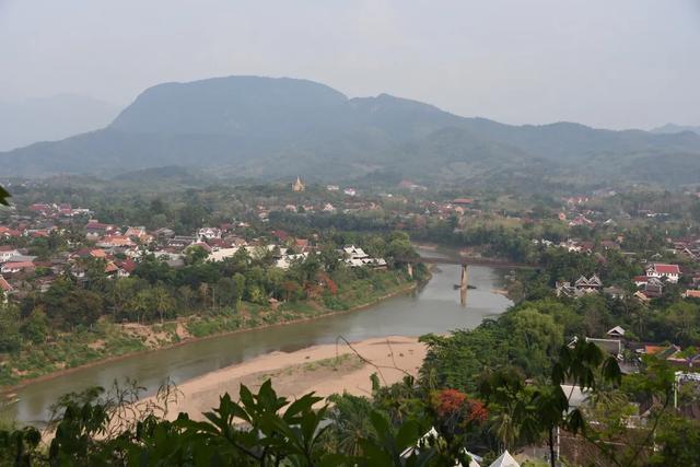 鸟瞰老挝世界文化遗产的琅勃拉邦