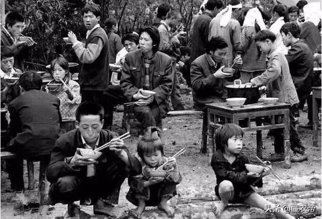 80年代的农村吃饭老照片，那个年代大家为什么都跑到街上蹲着吃
