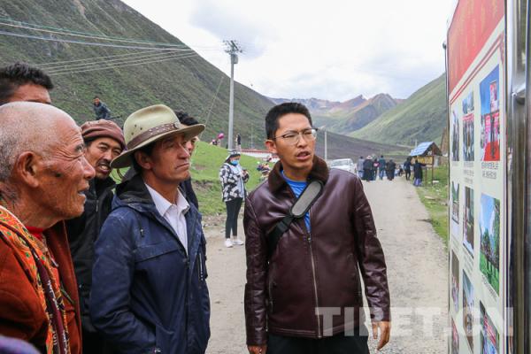 西藏加查县开展“回顾历史、珍惜现在”新旧对比巡展活动