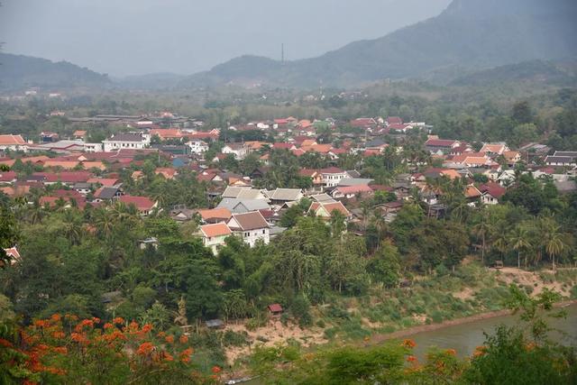 鸟瞰老挝世界文化遗产的琅勃拉邦