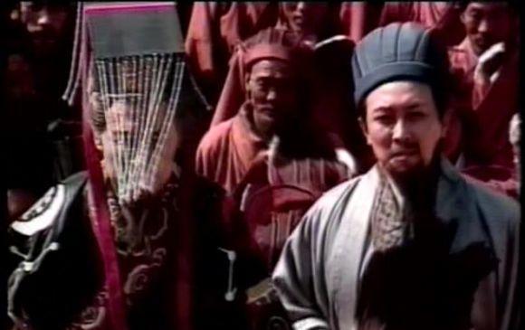 刘备要称帝，说有八百人签名劝进书，是曹操和曹丕父子玩剩下的