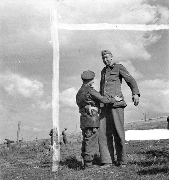 二战最萌身高差：1米6英国兵抓到2米高德国兵，俘虏都笑了