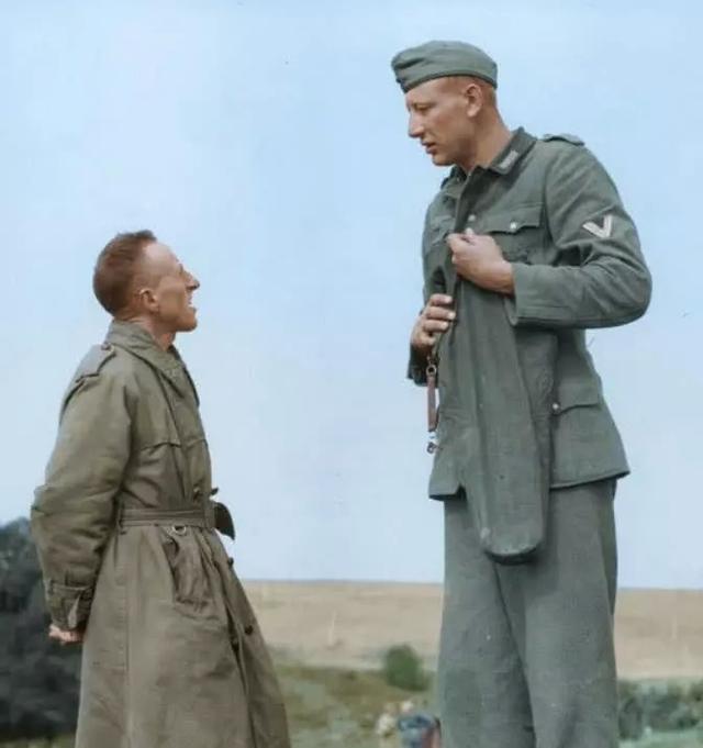 二战最萌身高差：1米6英国兵抓到2米高德国兵，俘虏都笑了