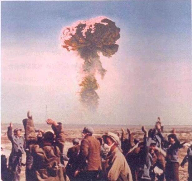 中国首颗原子弹成功爆炸后，第一个通知的国家是哪个？意味深长